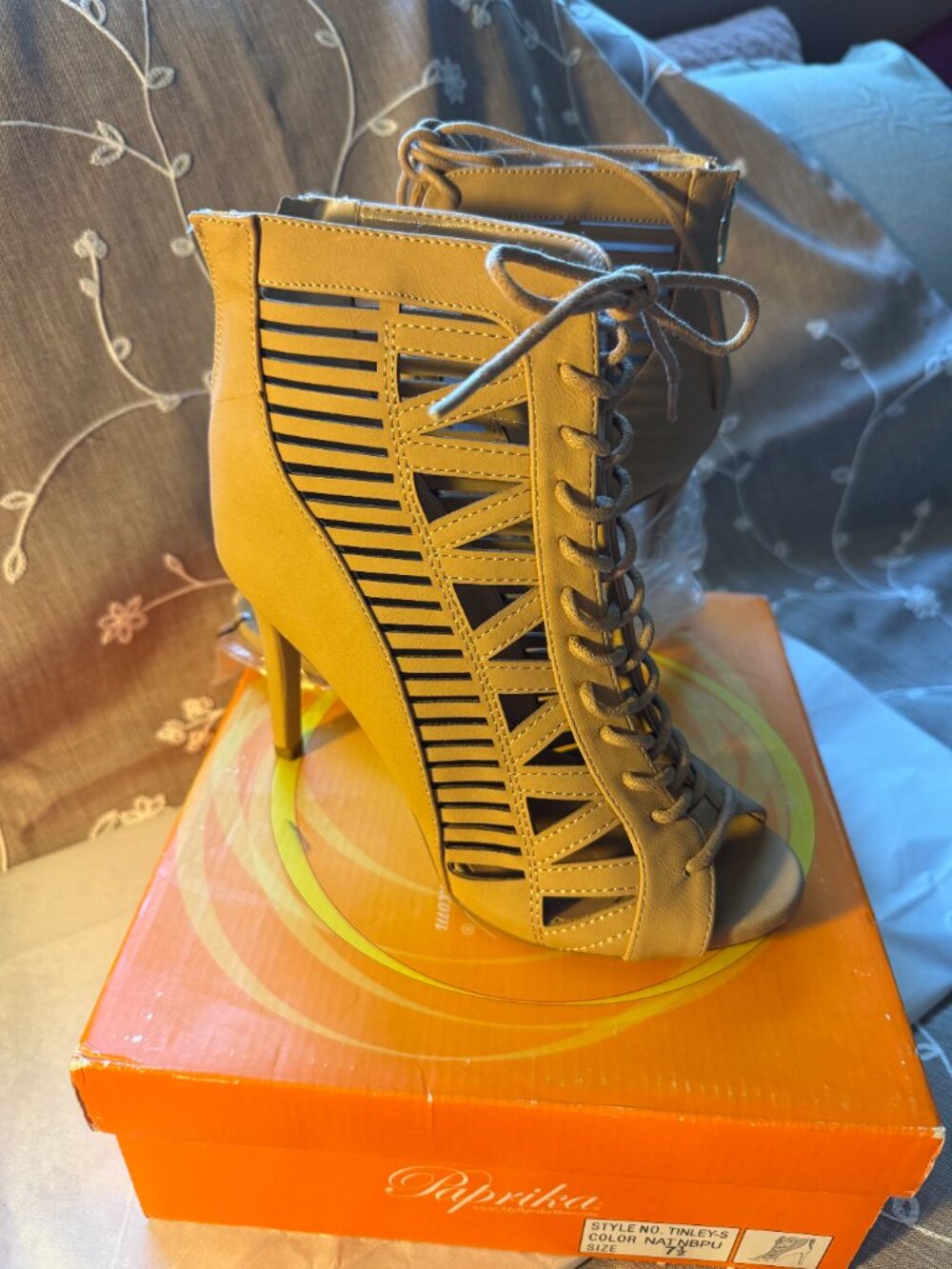 Tan heels - Picture 2 of 5